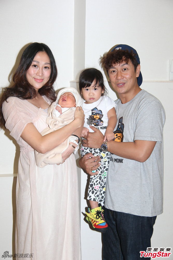 组图:陈浩民太太出院 一家四口亮相乐融融_高清图集_新浪网