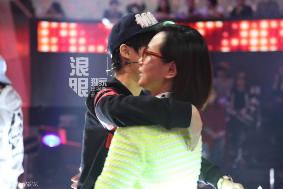快乐男声总决赛联排 李宇春周笔畅拥抱