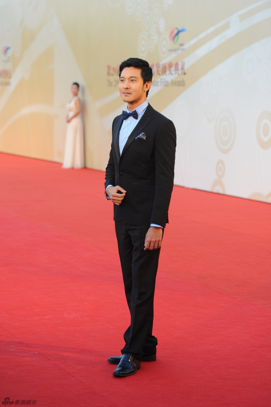 组图:立威廉帅气现身红毯笑容迷人_高清图集_新浪网