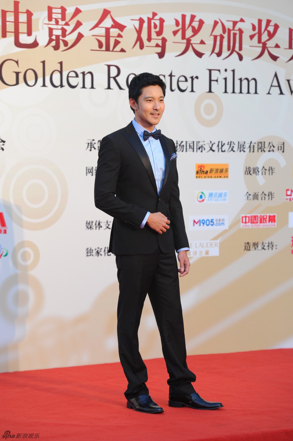 组图:立威廉帅气现身红毯笑容迷人_高清图集_新浪网