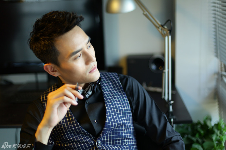 新浪娱乐讯 日前,内地人气小生王凯曝光一组职场风格写真.