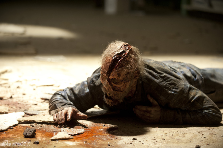 《行尸走肉》新季剧照曝光 僵尸群攻监狱