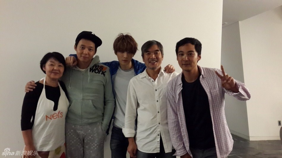 【2013.09.29】【明星】金在中拍摄花絮曝光 亲切合照笑容温暖