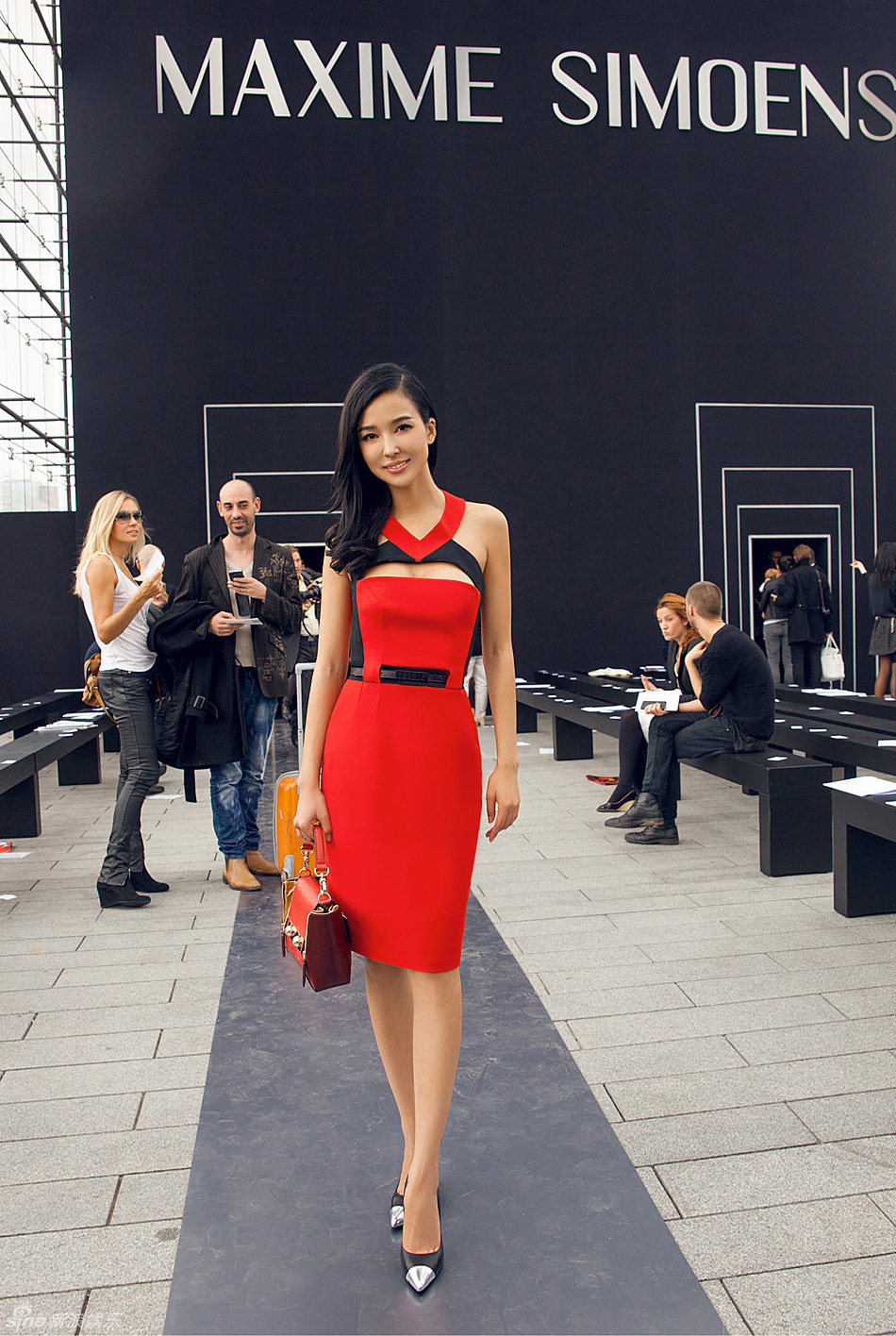 姚星彤红黑裙装小秀性感