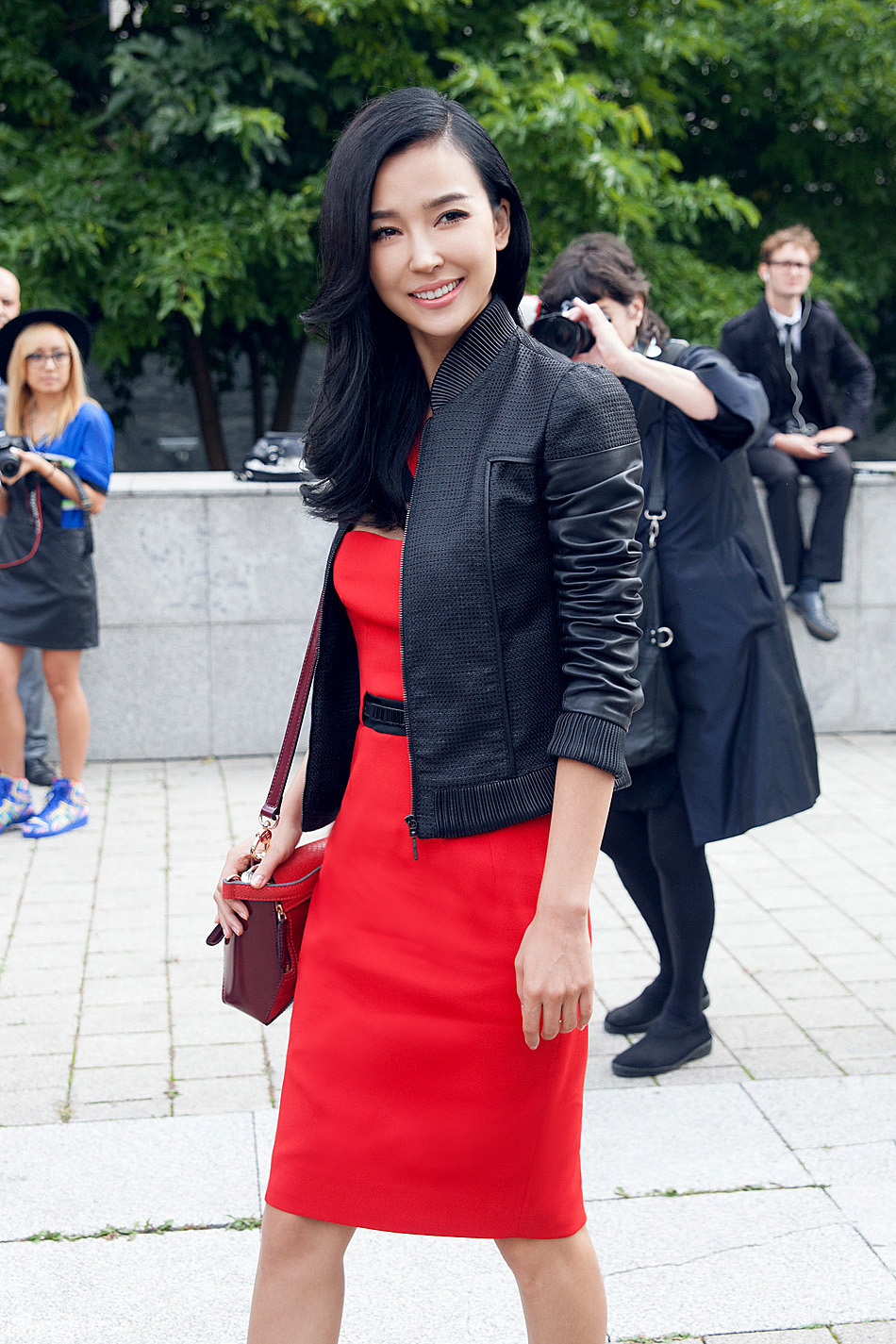 姚星彤红黑裙装小秀性感