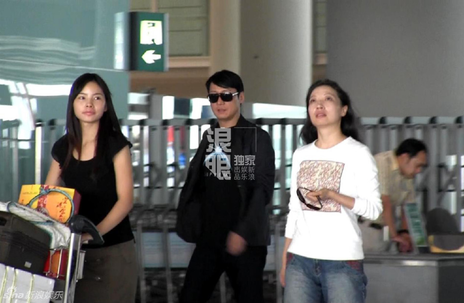 黎明和助理来京 车内与司机聊天抽烟