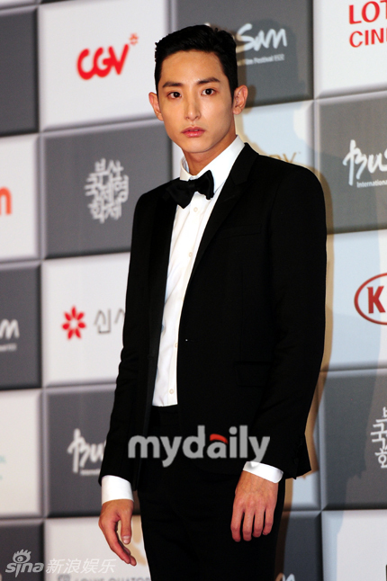 组图:李秀赫亮相釜山红毯展九头身模特身材_高清图集_新浪网