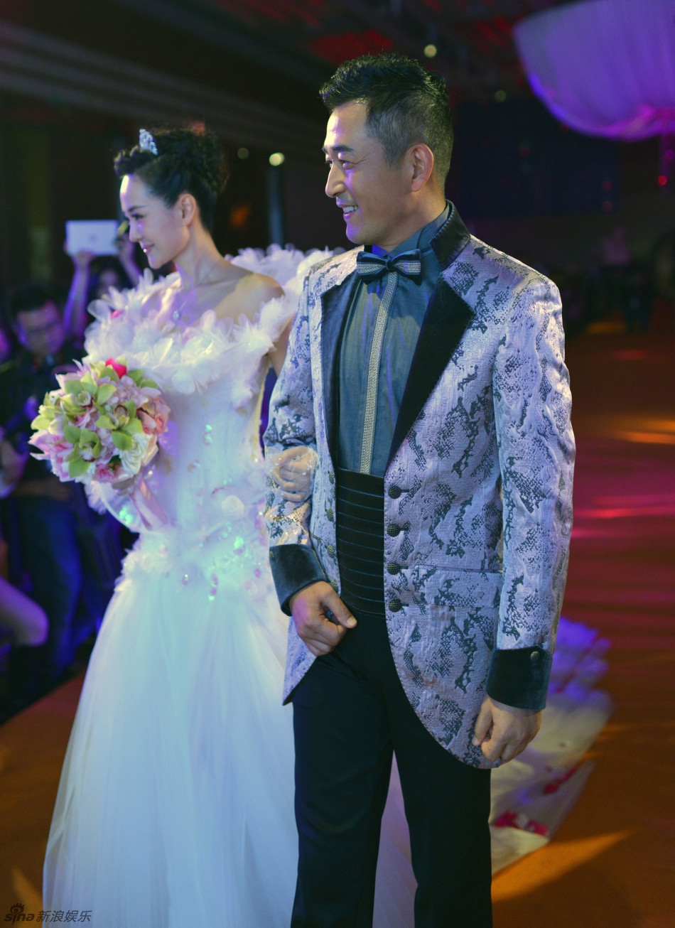 王志飞张定涵在京成婚 新人跳探戈深情拥吻