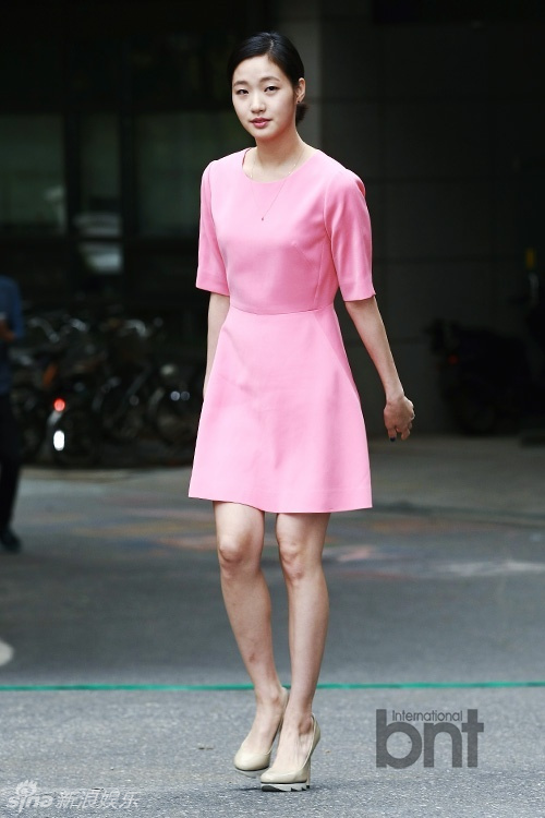组图:金高恩着粉色连衣裙现身活动显清新_高清图集_新浪网