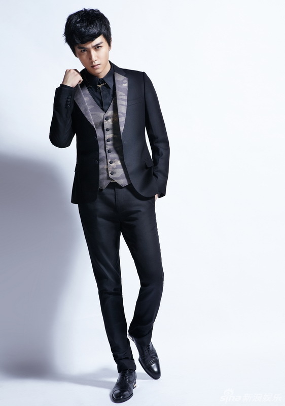 陈晓西装写真曝光 身姿挺拔尽显阳光帅气
