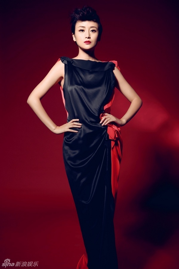 新浪娱乐讯 近日,实力女星傅淼的一组红黑复古大片曝光.