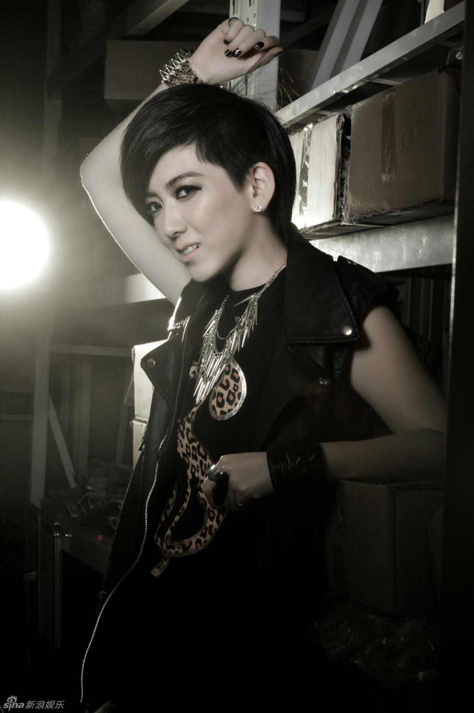 组图:刘忻写真帅气尽显 魅惑眼神独具杀伤力_高清图集_新浪网