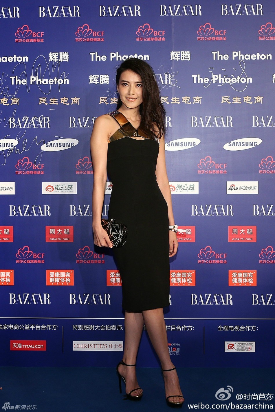 图为高圆圆黑裙妩媚红毯依偎高以翔.孙慧/图