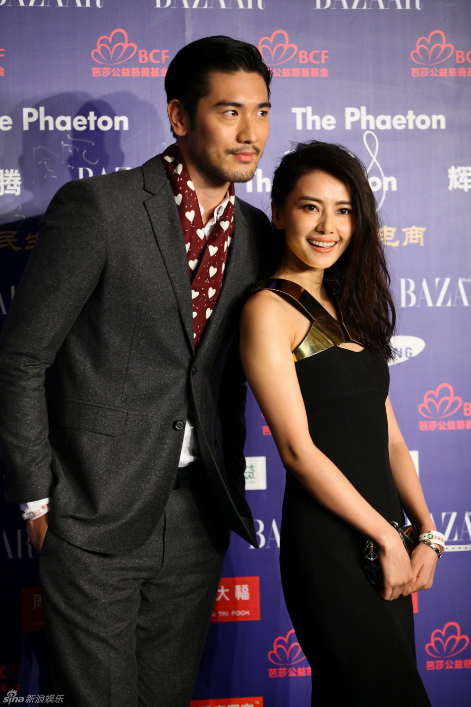 图为高圆圆黑裙妩媚红毯依偎高以翔.孙慧/图