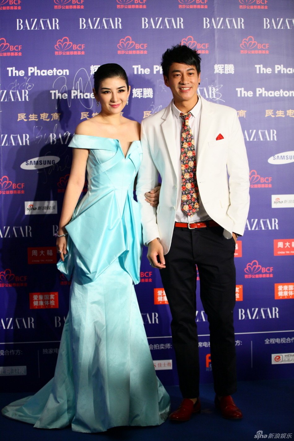 黄奕低胸长裙性感迷人红毯牵手何润东