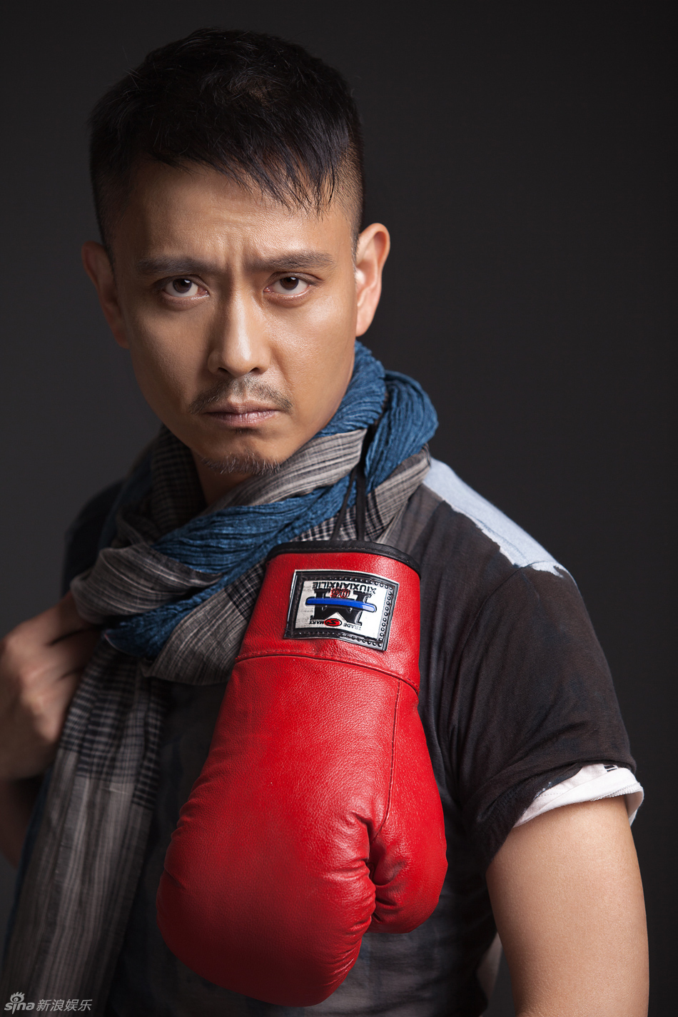 13:54:31 4 / 4 新浪娱乐讯 金马影帝谢君豪近日曝光了一组全新的写真