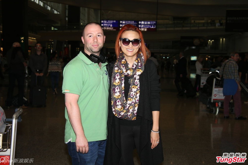 老牌歌手李蕙敏与新婚外籍丈夫甜蜜返港