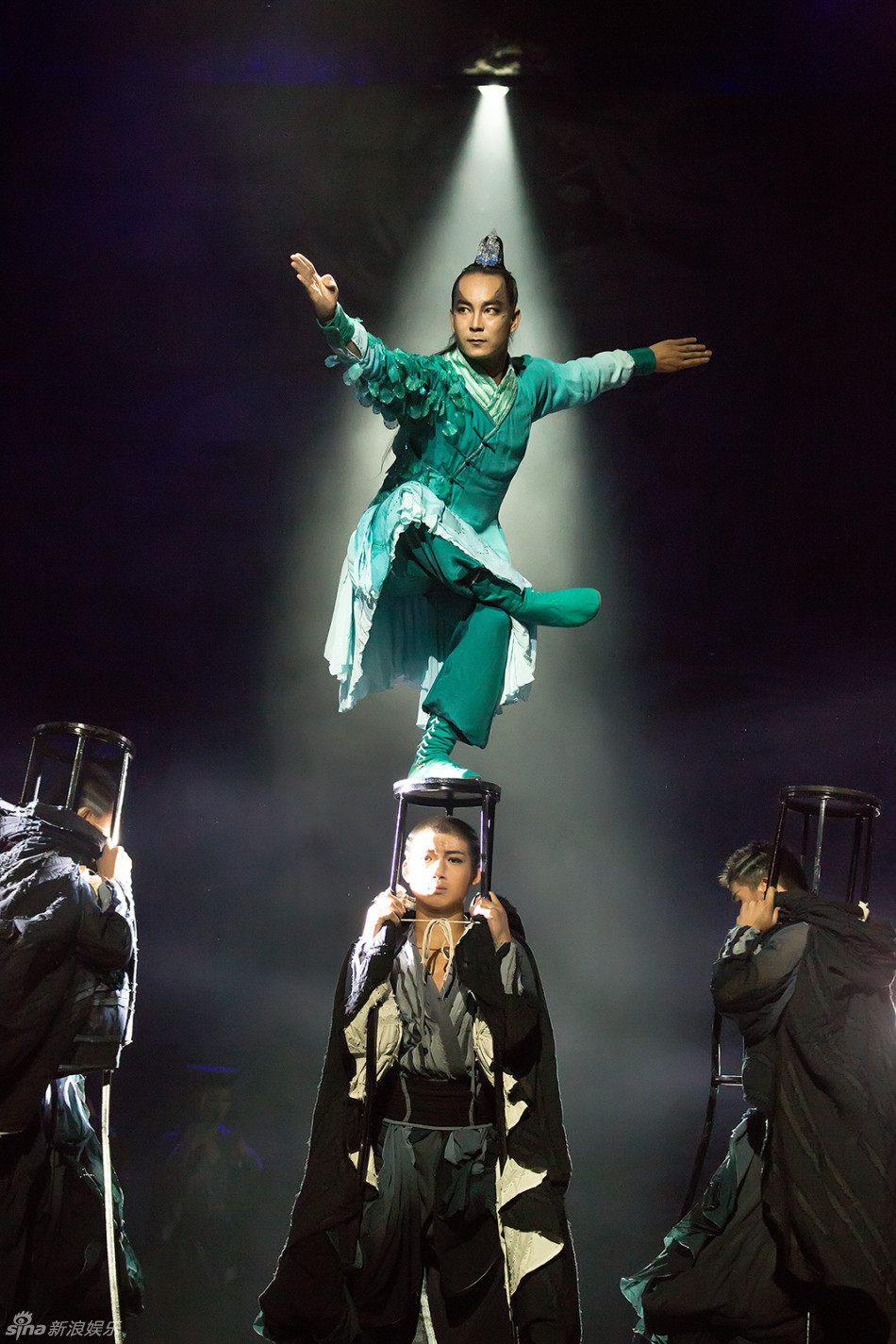 春晚总导演冯小刚观看清风子高空调息表演