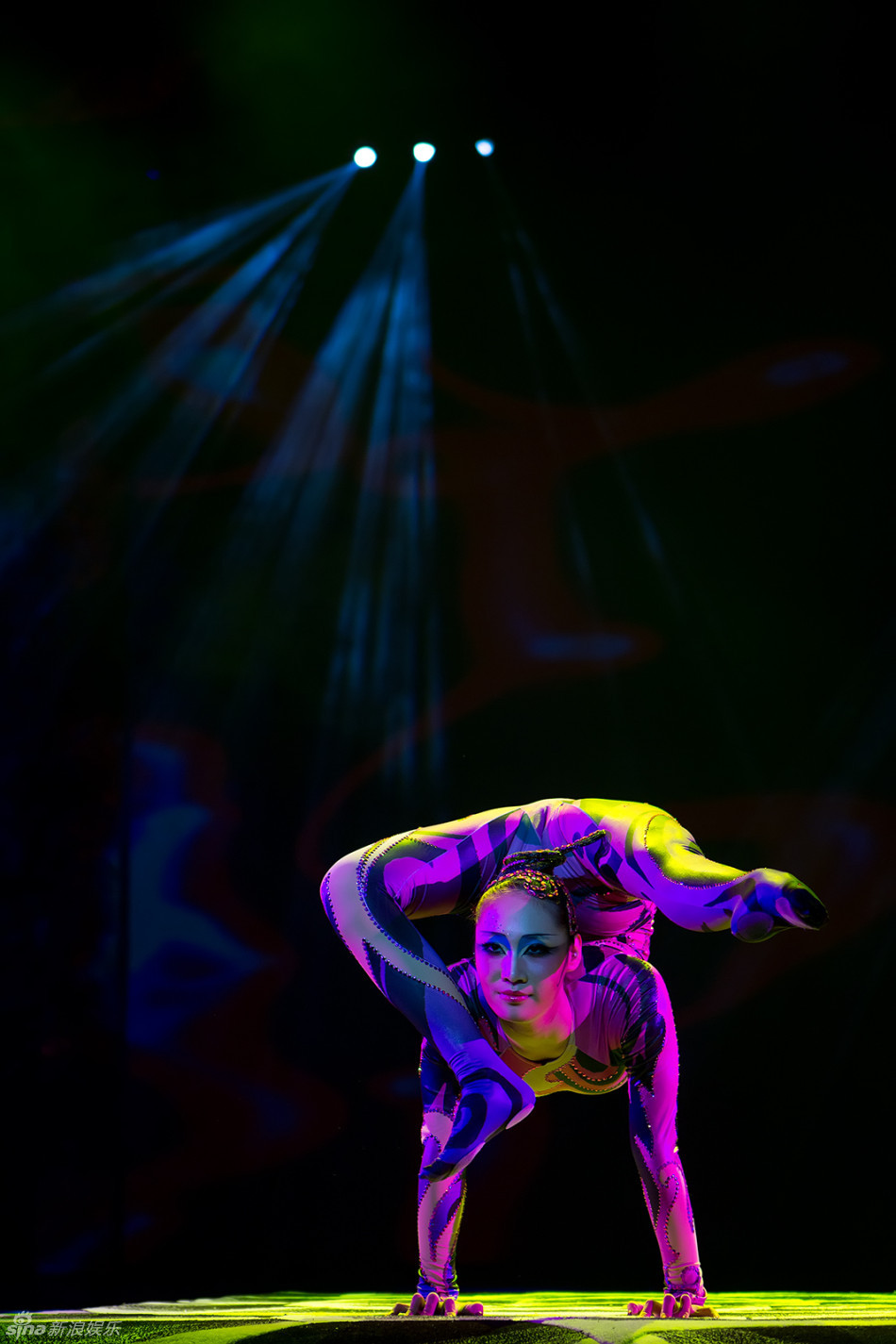 春晚总导演冯小刚观看清风子高空调息表演