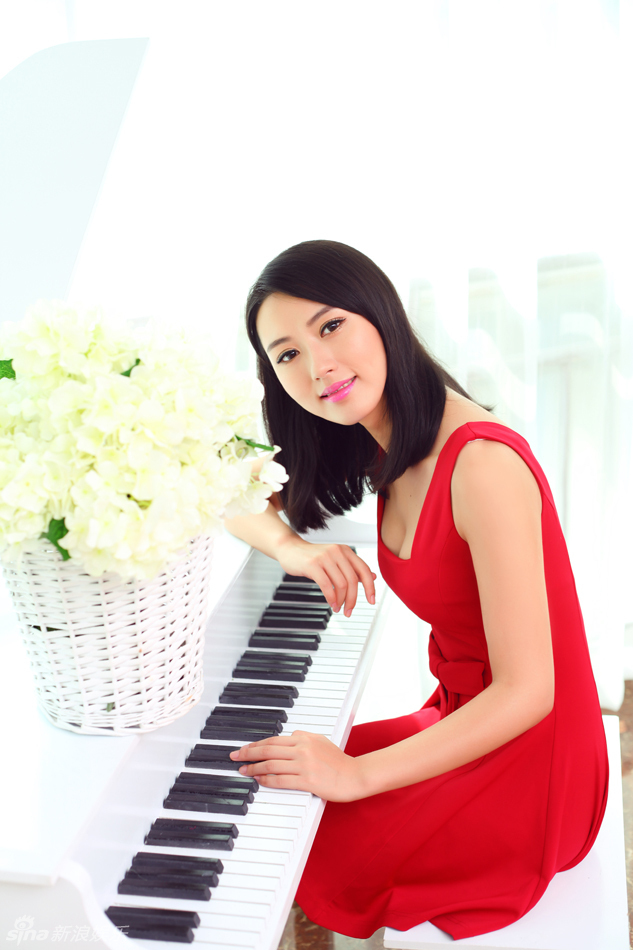 组图:单薇红裙写真尽显甜美清新气质_高清图集_新浪网