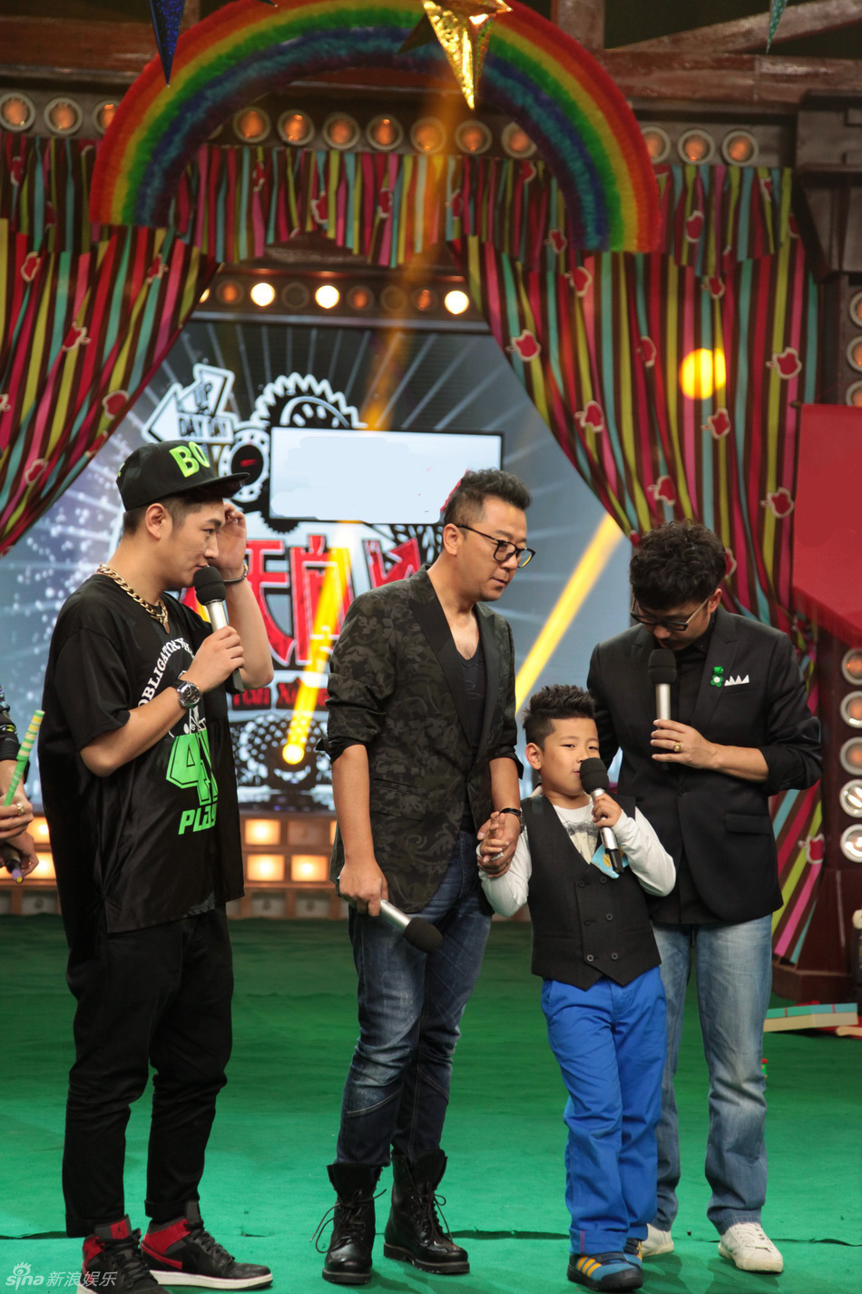 组图:天天兄弟为王诗龄庆生 小石头天天掰手腕