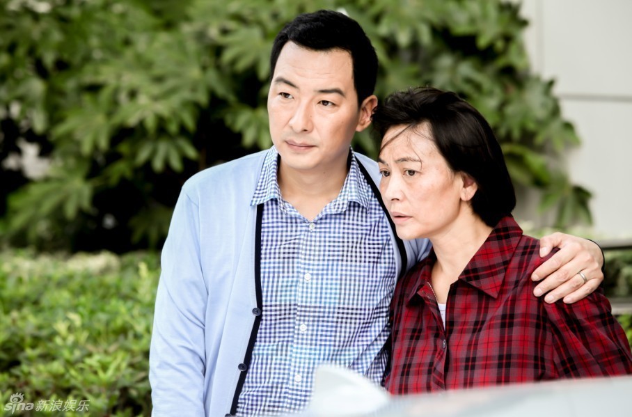 《同在屋檐下》 郝平劝岳母扮和事佬