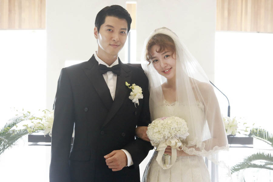 李东健,尹恩惠剧中完婚