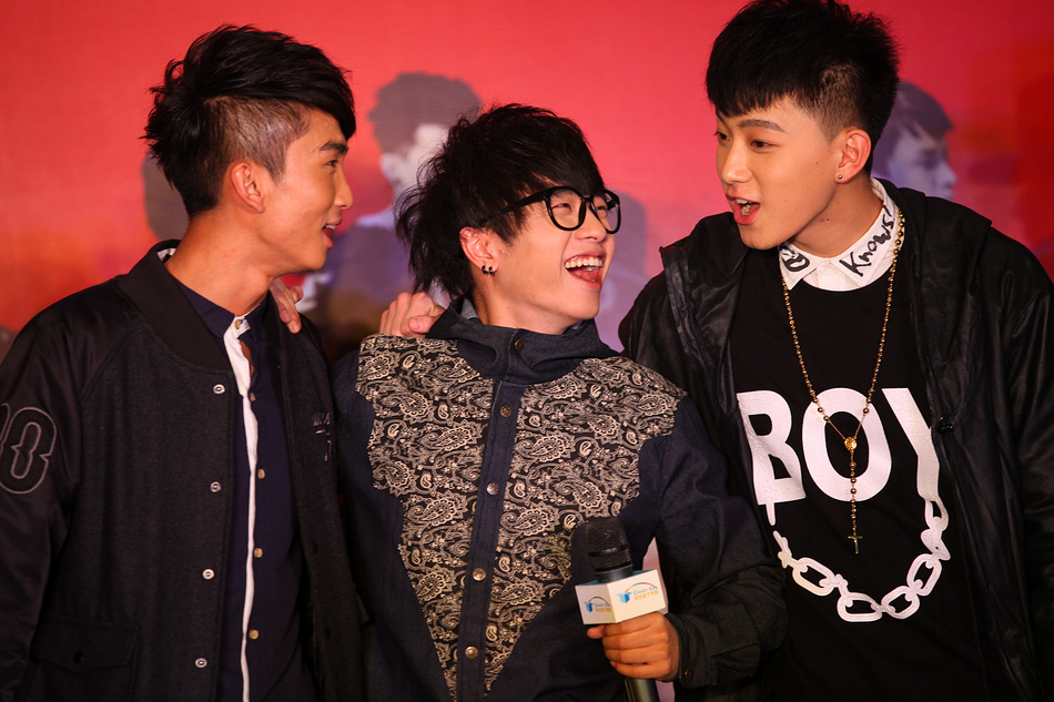 快男携合辑北京首签 歌迷力挺人气爆棚