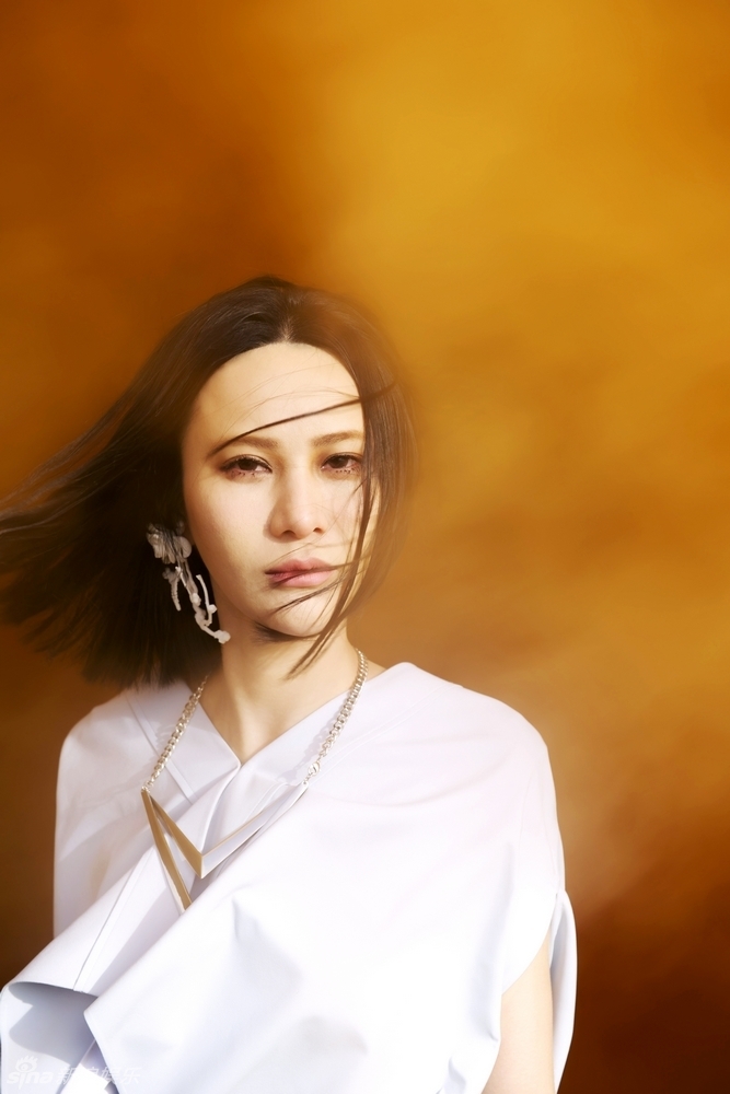 新浪娱乐讯 今日(10月18日),《little star星光》mv正式首播,它是由