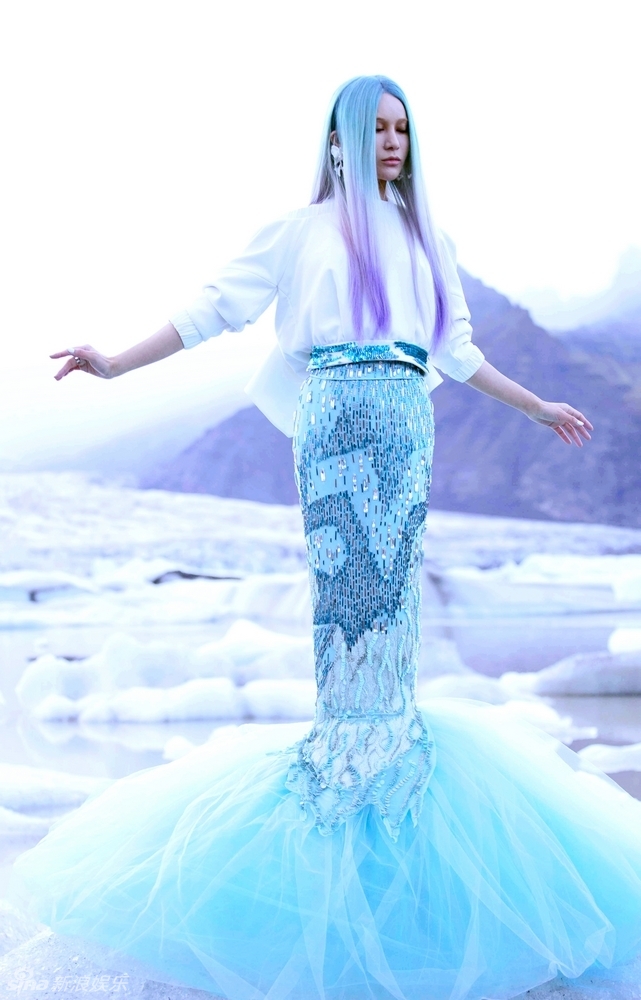 新浪娱乐讯 今日(10月18日),《little star星光》mv正式首播,它是由