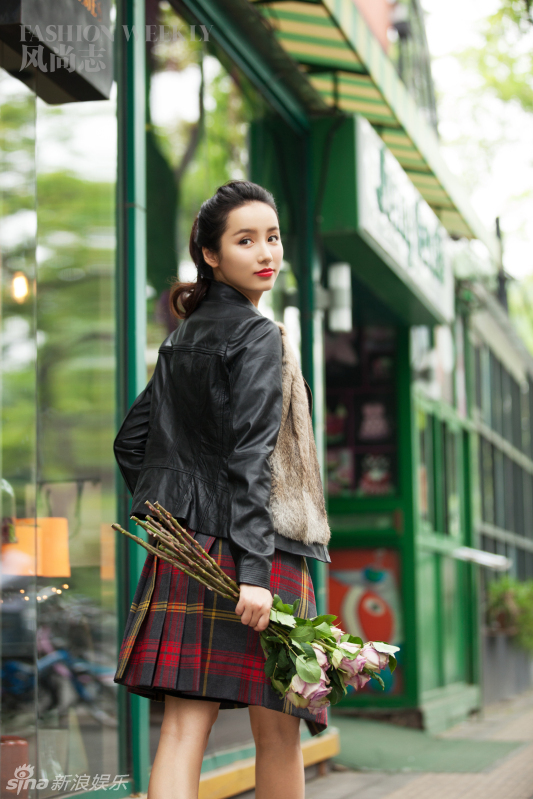 组图:吕一秋冬复古街拍 演绎温暖格调森女
