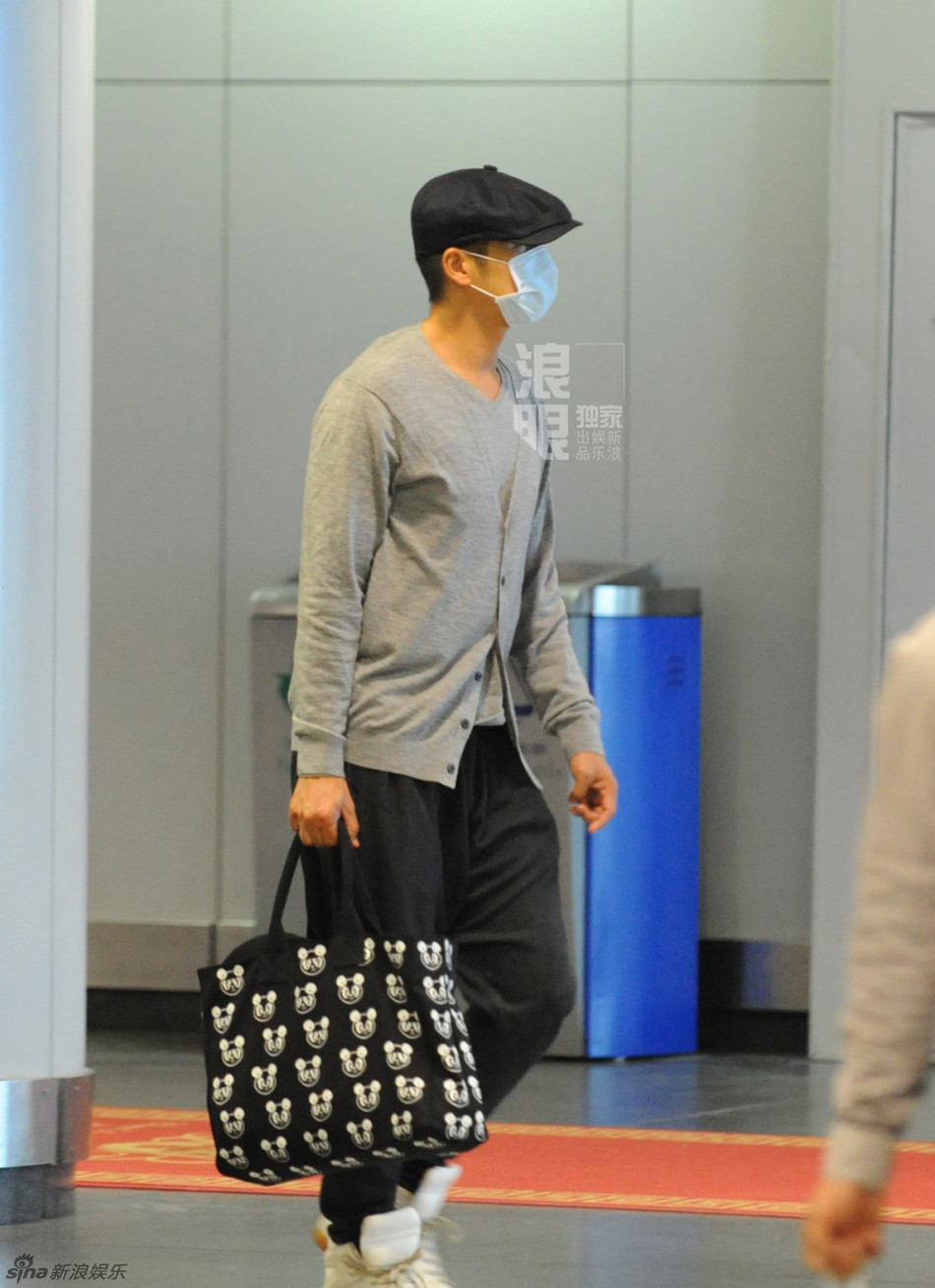 组图:钟汉良口罩遮面 提米奇手袋快步登机_高清图集_新浪网