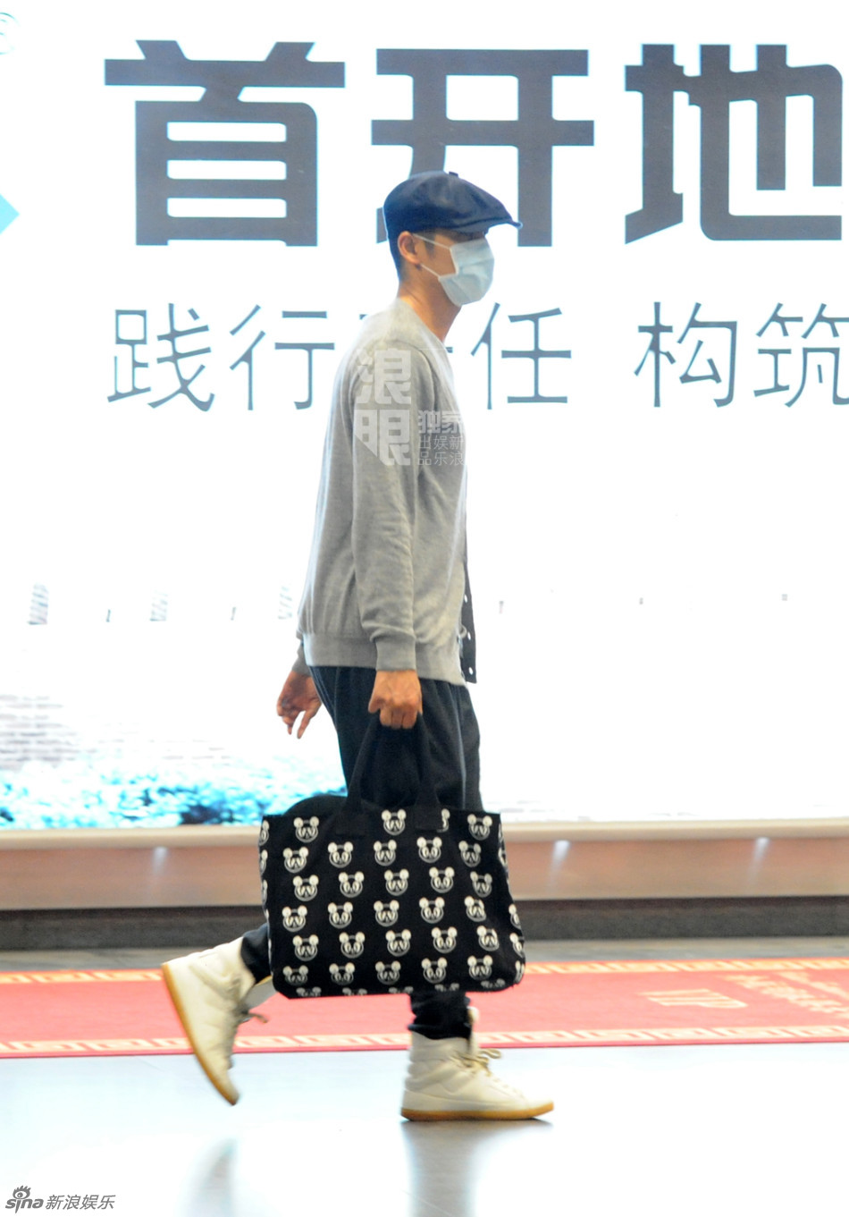 组图:钟汉良口罩遮面 提米奇手袋快步登机_高清图集_新浪网