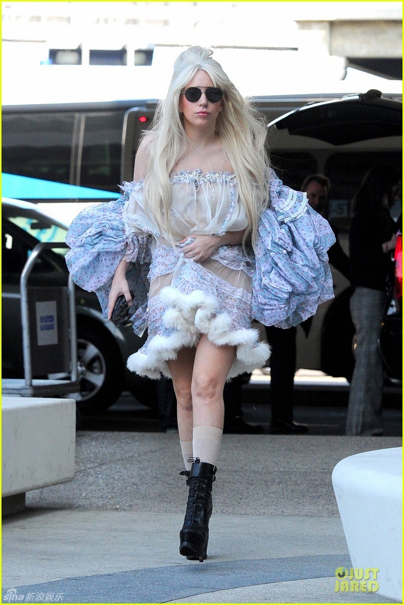 ladygaga透视薄纱裙波浪袖 又出搭配怪招