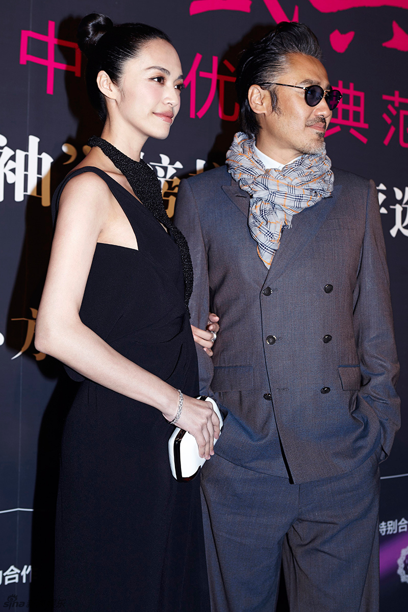 姚晨露背长裙性感亮相 携手吴秀波走红毯