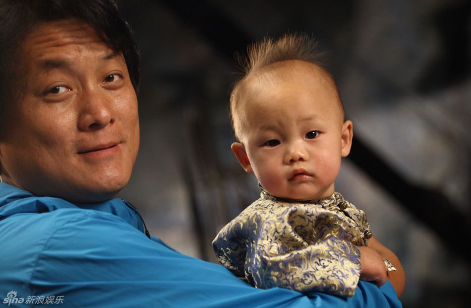 组图:郭靖宇儿子首出镜 岳丽娜携子亮相_高清图集_新浪网