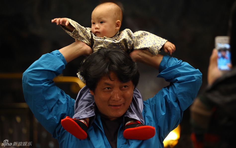 组图:郭靖宇儿子首出镜 岳丽娜携子亮相_高清图集_新浪网