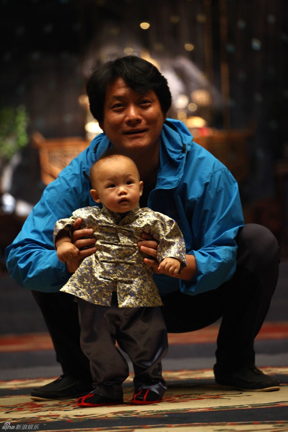 该剧不仅融合郭靖宇自家祖上的故事,拍摄也来了一个全家齐上阵.