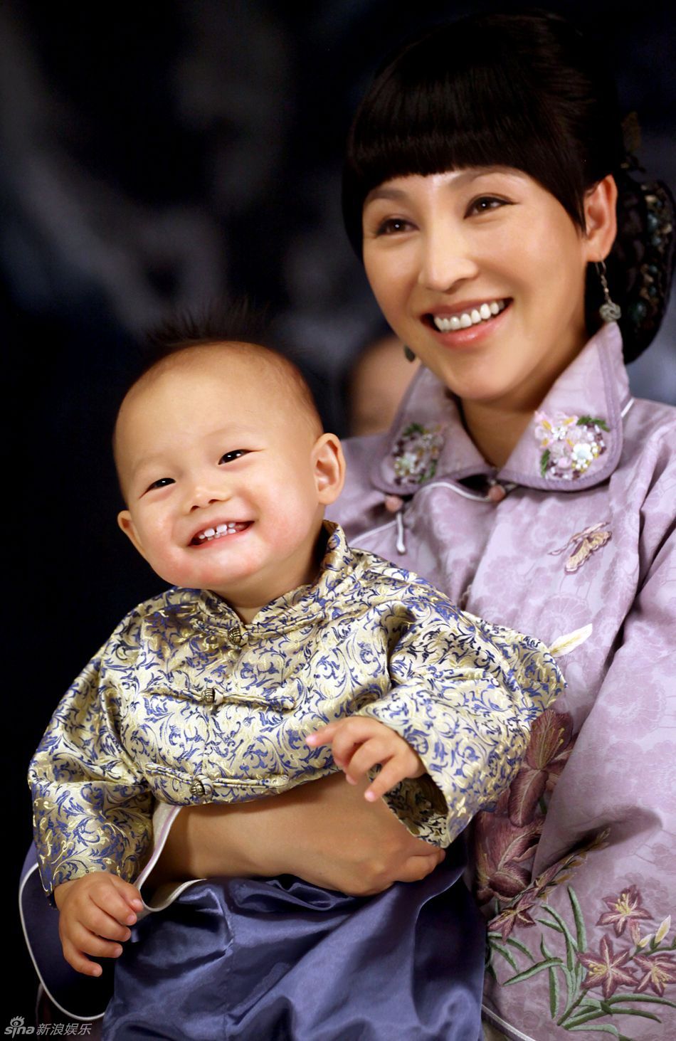 组图:郭靖宇儿子首出镜 岳丽娜携子亮相_高清图集_新浪网