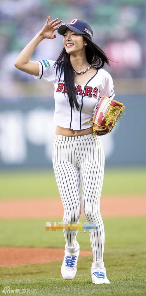 【2013.10.25】【明星】策划:怪物尤物萌宠物 棒球场各色开球人
