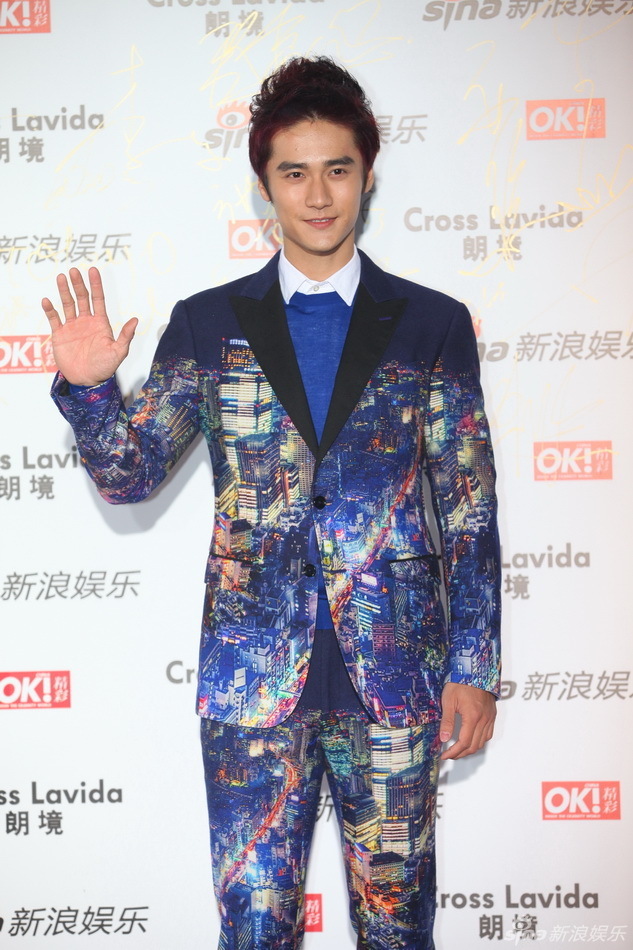 蒋劲夫亮相街拍盛典红毯 夜景西服另类