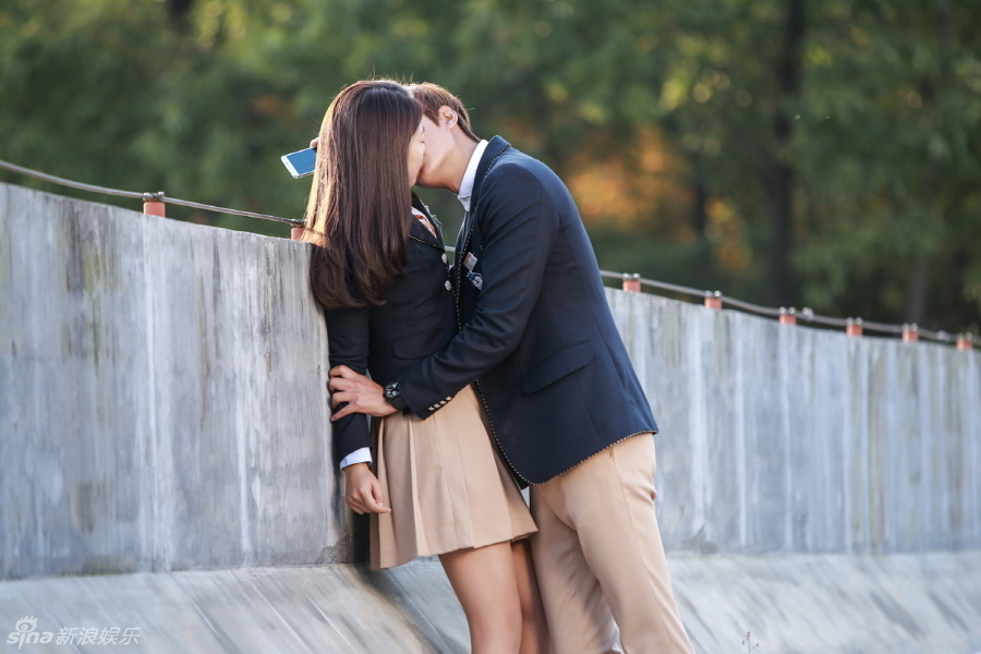 20131029影视继承者们李敏镐朴信惠拍摄长达3小时的初吻戏公开