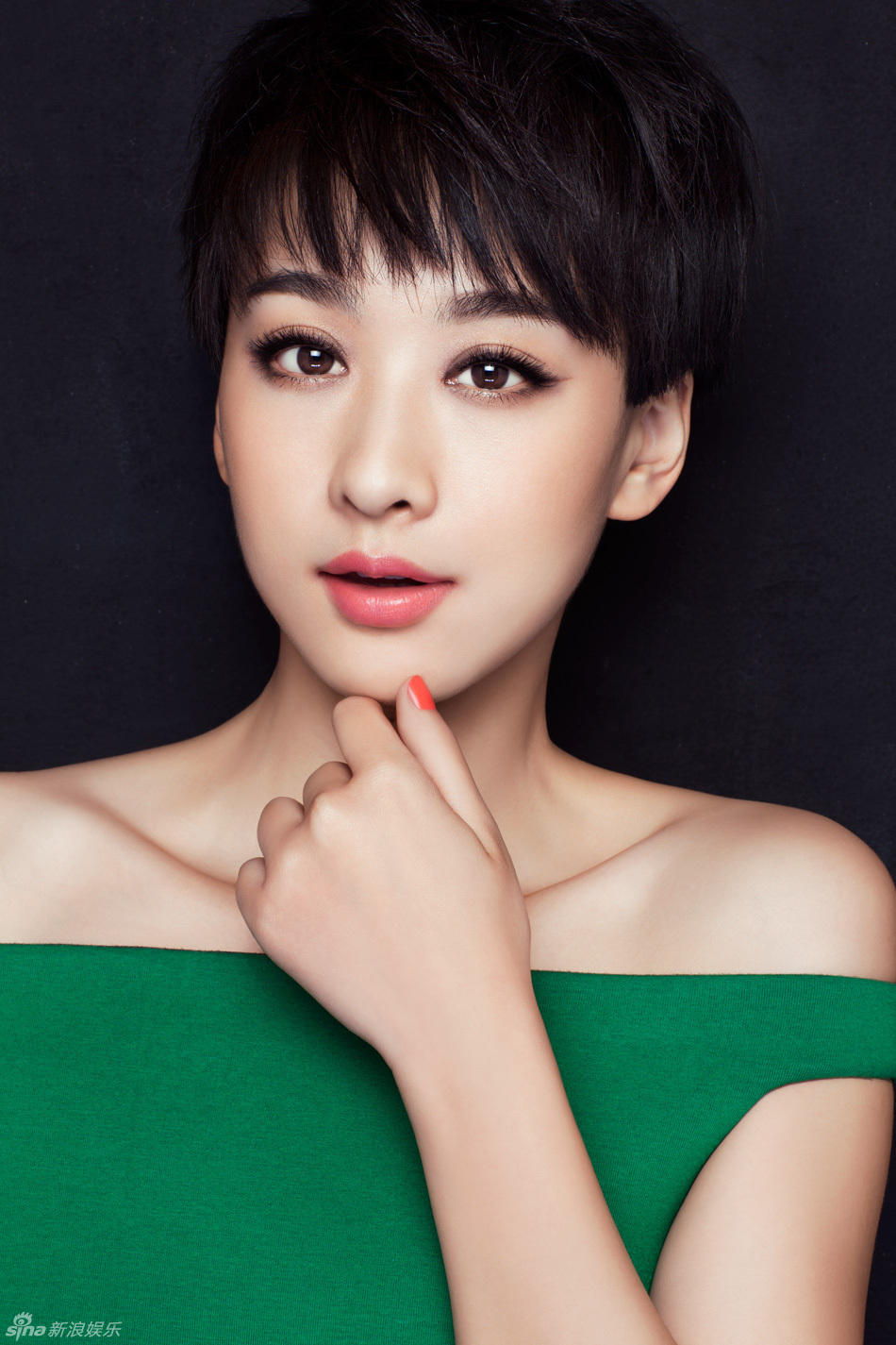 穆婷婷绿色长裙写真灵动优雅