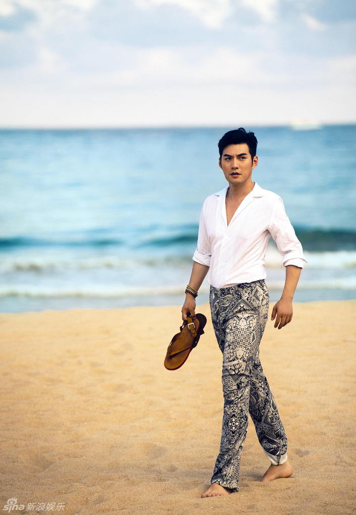 严屹宽漫步海滩