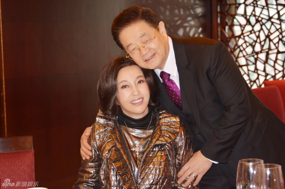 刘晓庆婚后庆生宴曝光 老公鲜花攻势送浪漫(图)_高清图集_新浪网