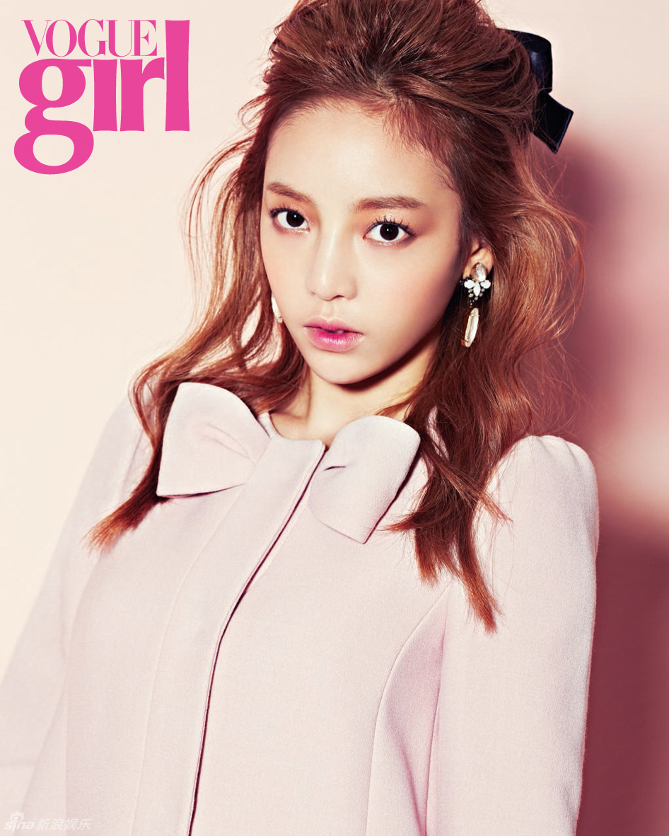 新浪娱乐讯 kara成员具荷拉日前携手某时尚杂志拍摄一组写真,身着带有