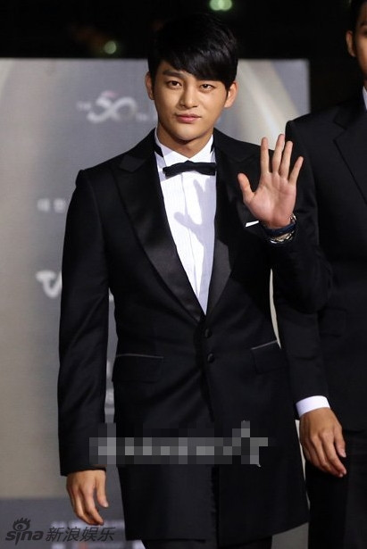 组图:徐仁国帅气亮相 剪刀手卖萌_高清图集_新浪网