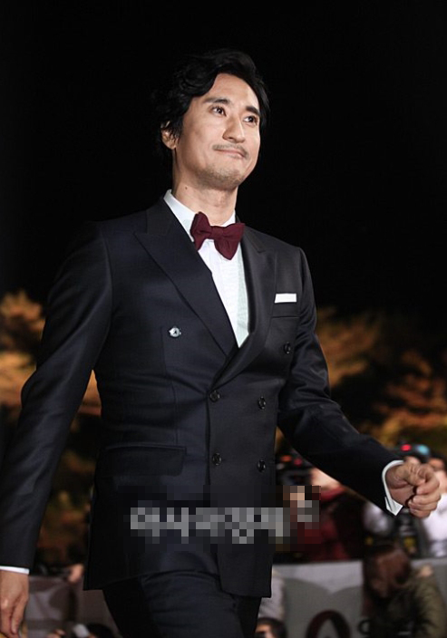 申贤俊亮相大钟红毯 蓄须展熟男魅力