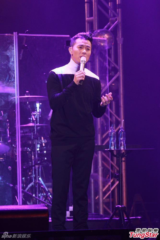 梁汉文台上表演