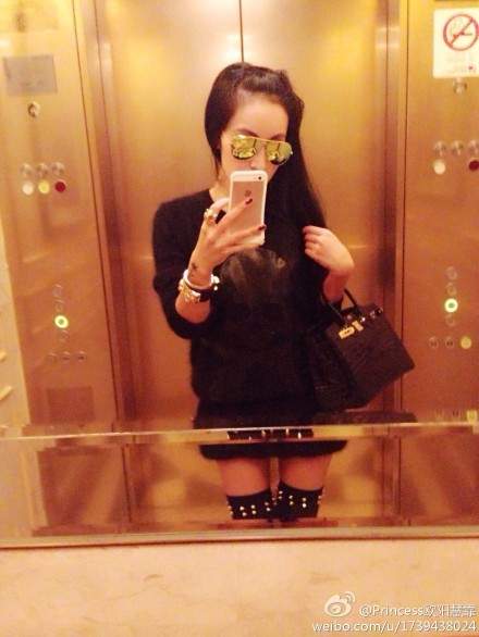而许多网友慕名去其前妻欧阳慧霏微博"围观",她的众多"炫富"照引起